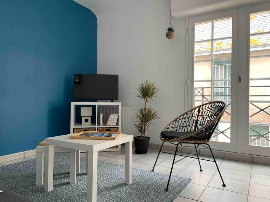 sala de estar con mesa blanca y silla en Duplex sur le port du Croisic, en Le Croisic