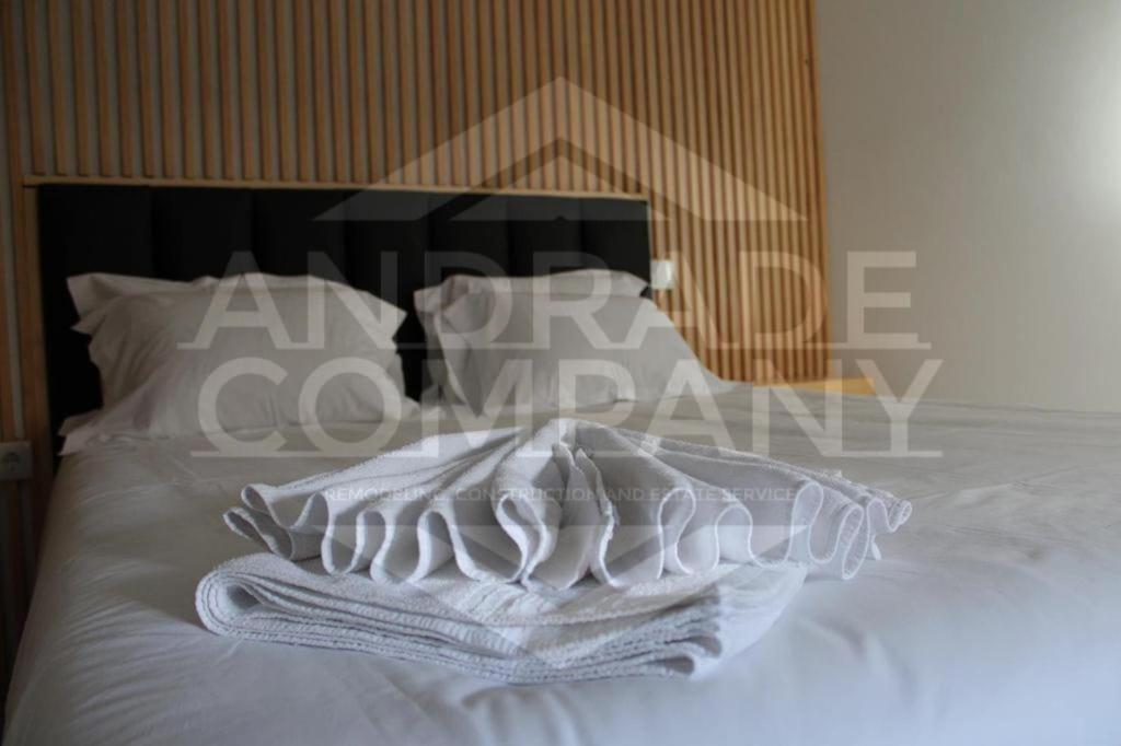 a pile of towels sitting on top of a bed at Casa da Padaria Antiga 1 in Pinhão