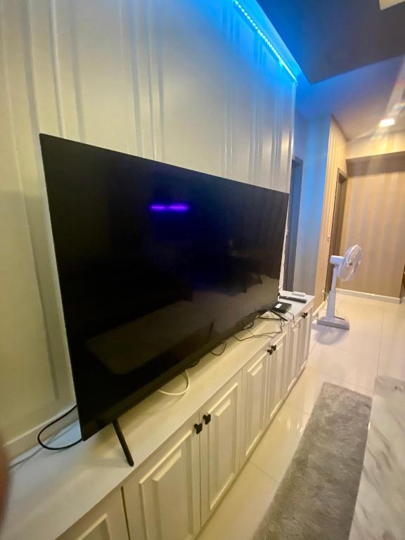 TV a/nebo společenská místnost v ubytování LuxSL LuxuryStyleofLife 4