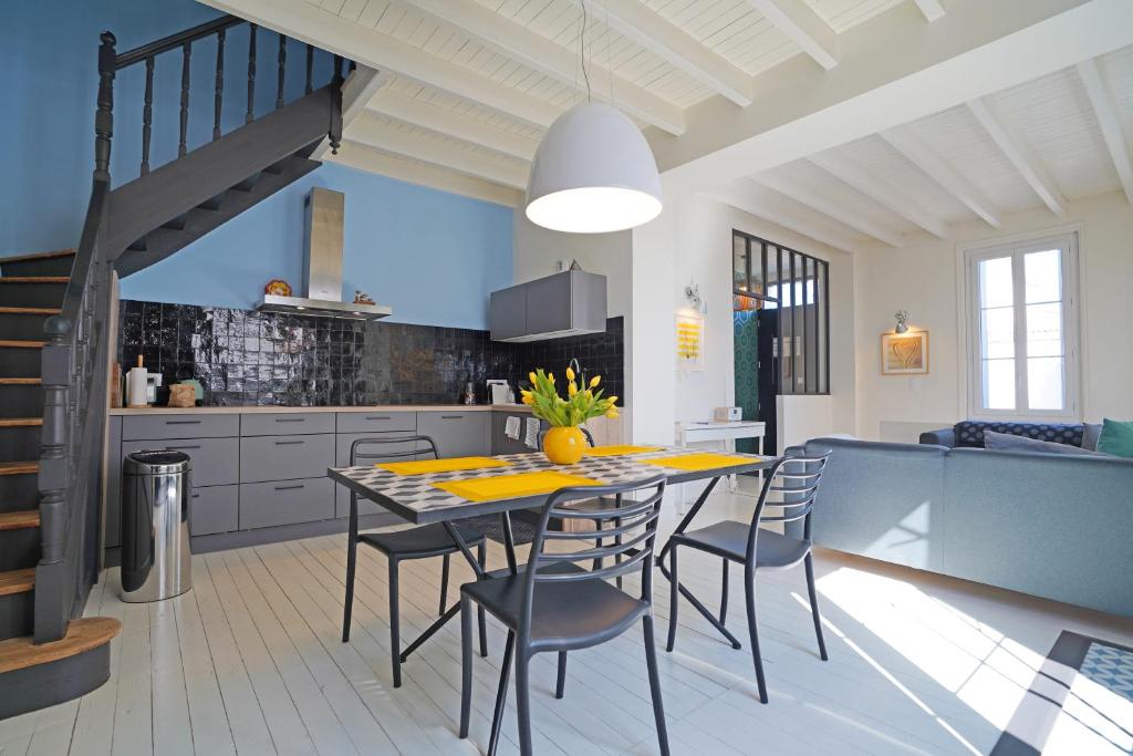 a kitchen and dining room with a table and chairs at Casa Bella in Saint-Georges-de-Didonne