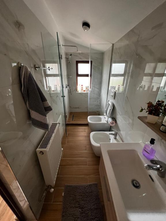 Lovely and cozy 1-bedroom house with a sunny patio - Image 3