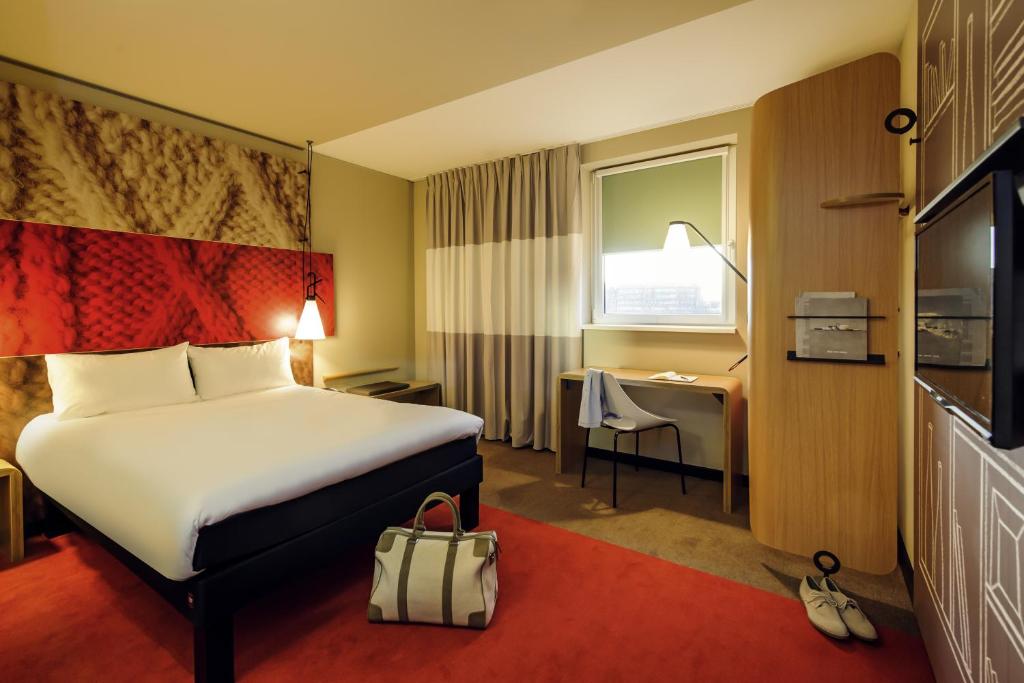 Postel nebo postele na pokoji v ubytování Ibis Berlin Hauptbahnhof