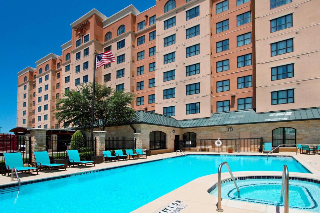 uma piscina em frente a um hotel em Residence Inn DFW Airport North/Grapevine em Grapevine