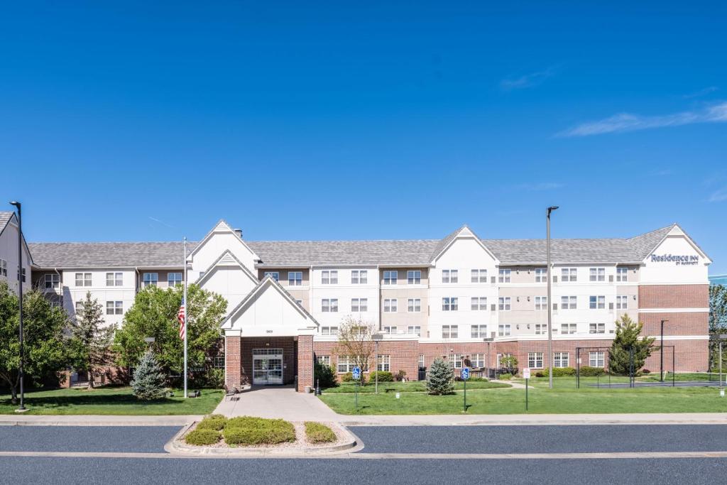 un grand bâtiment avec une route devant lui dans l'établissement Residence Inn Colorado Springs North/Air Force Academy, à Colorado Springs