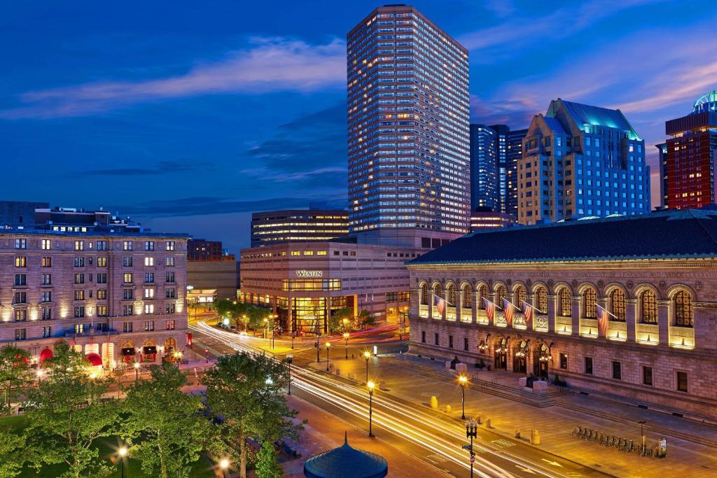波士頓的住宿－波士頓科普利廣場威斯汀酒店，城市天际线,夜晚有建筑和街灯