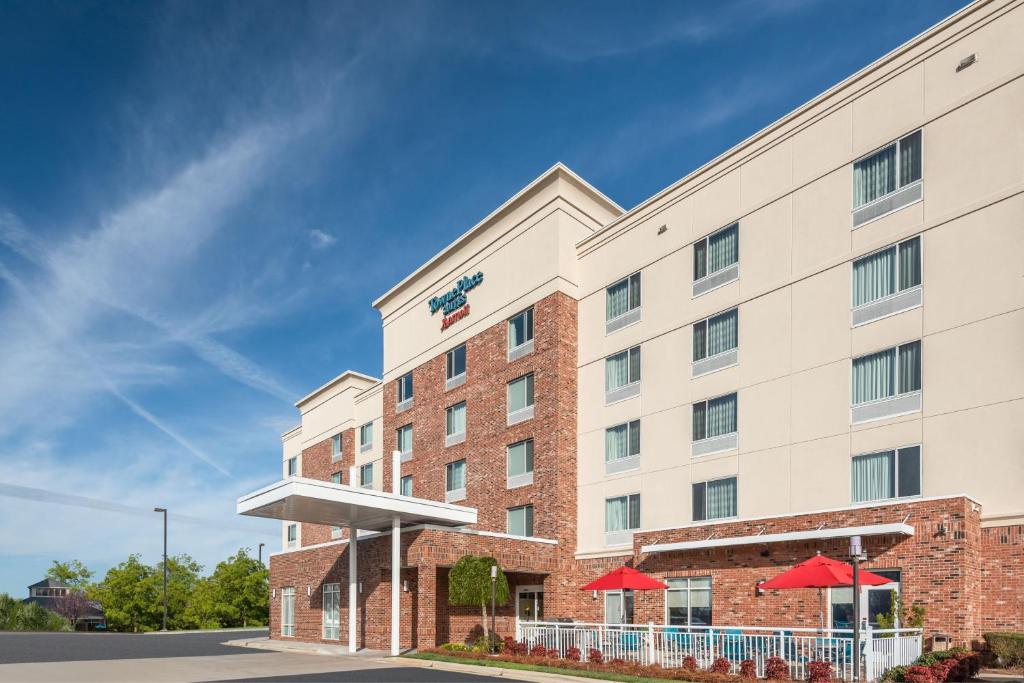 una imagen de un hotel con sombrillas rojas en TownePlace Suites by Marriott Charlotte Mooresville, en Mooresville