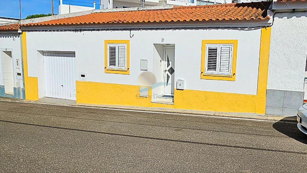 een wit en geel gebouw met een deur en ramen bij Casa da Quinta by Sunny Deluxe in Cabeção
