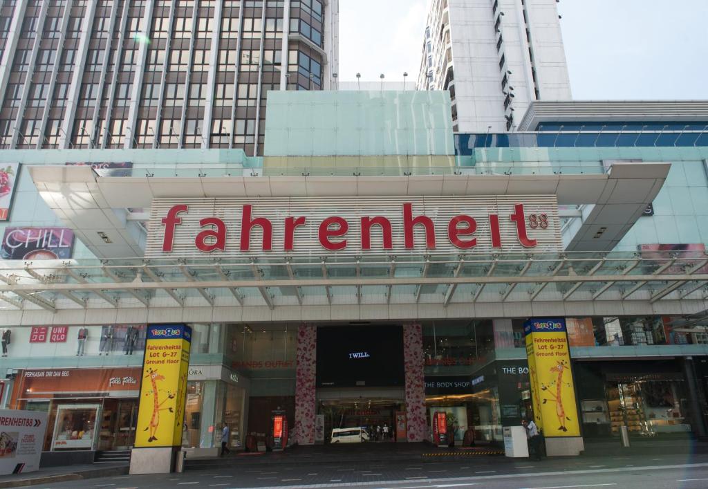 um sinal para uma loja numa cidade com edifícios altos em Fahrenheit Suites Bukit Bintang, Kuala Lumpur em Kuala Lumpur