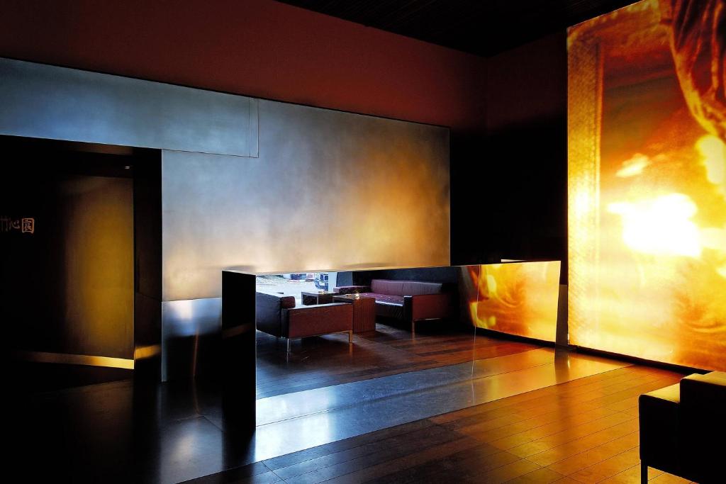una habitación con sofás, mesas y una pared en The Hotel Lucerne, Autograph Collection, en Lucerna