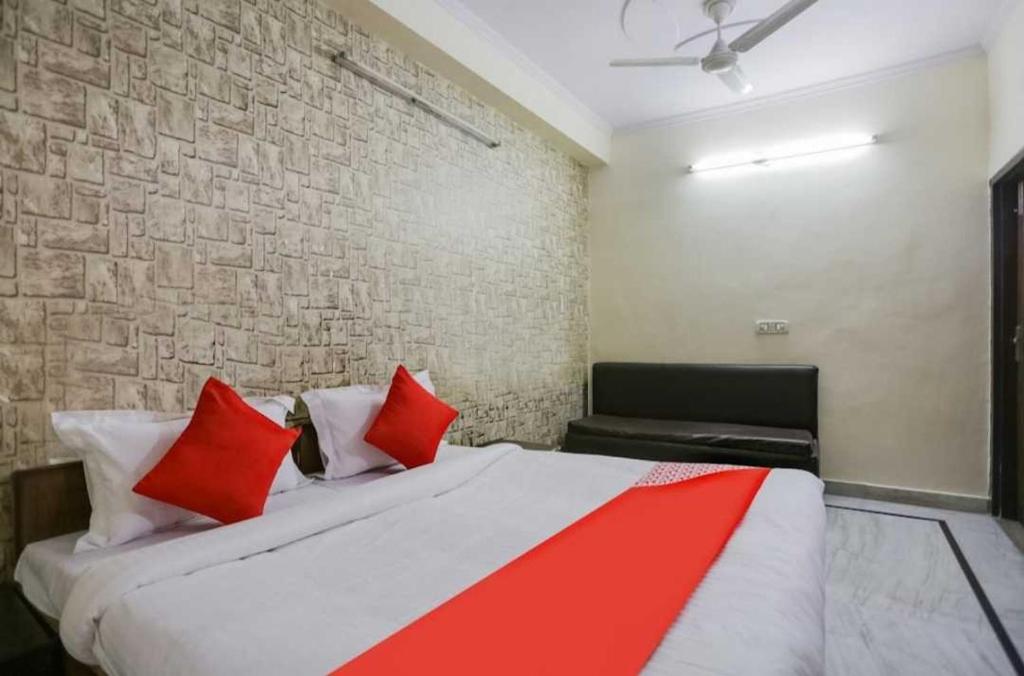 OYO Light And Night Hotel