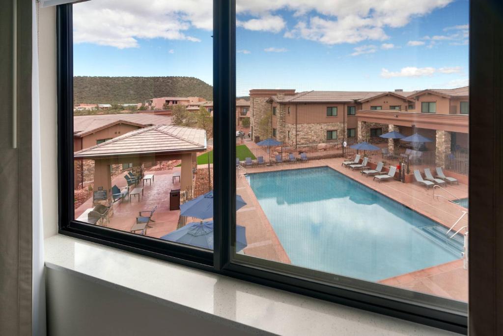 Bazén v ubytování Residence Inn by Marriott Sedona nebo v jeho okolí