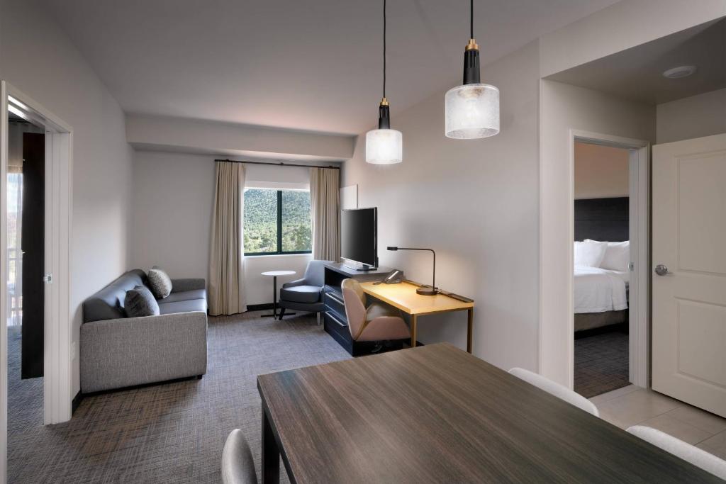 Posezení v ubytování Residence Inn by Marriott Sedona