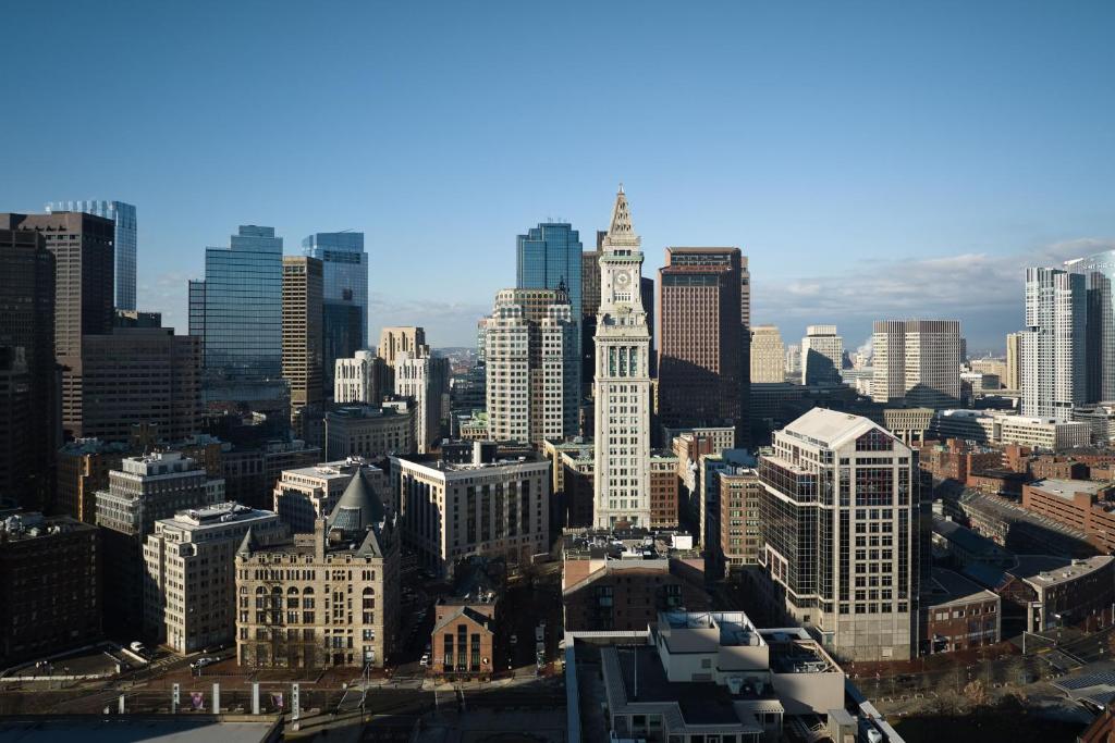 een luchtzicht op een stad met hoge gebouwen bij Marriott Vacation Club® at Custom House, Boston   in Boston