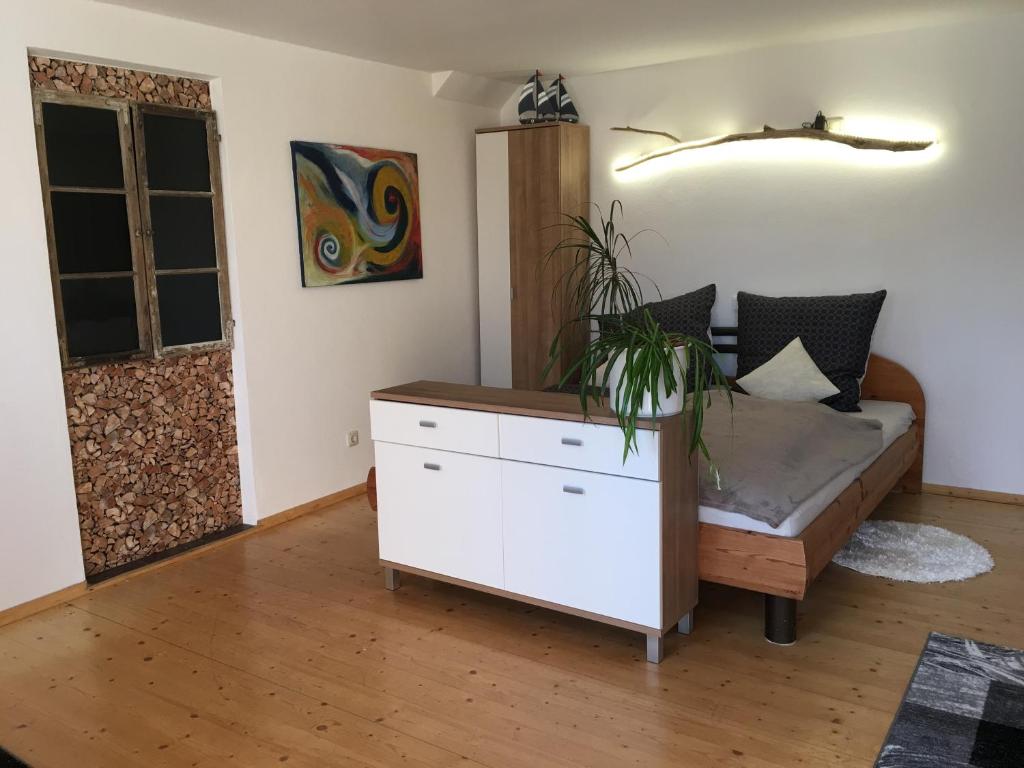 ein Wohnzimmer mit einem Sofa und einer Kommode in der Unterkunft Ferienhaus Langer in Bad Endorf
