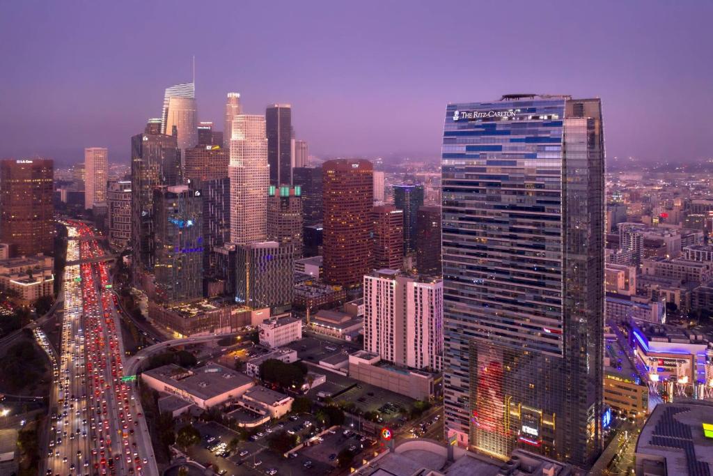 Blick auf eine große Stadt in der Nacht mit Verkehr in der Unterkunft The Ritz-Carlton, Los Angeles L.A. Live in Los Angeles