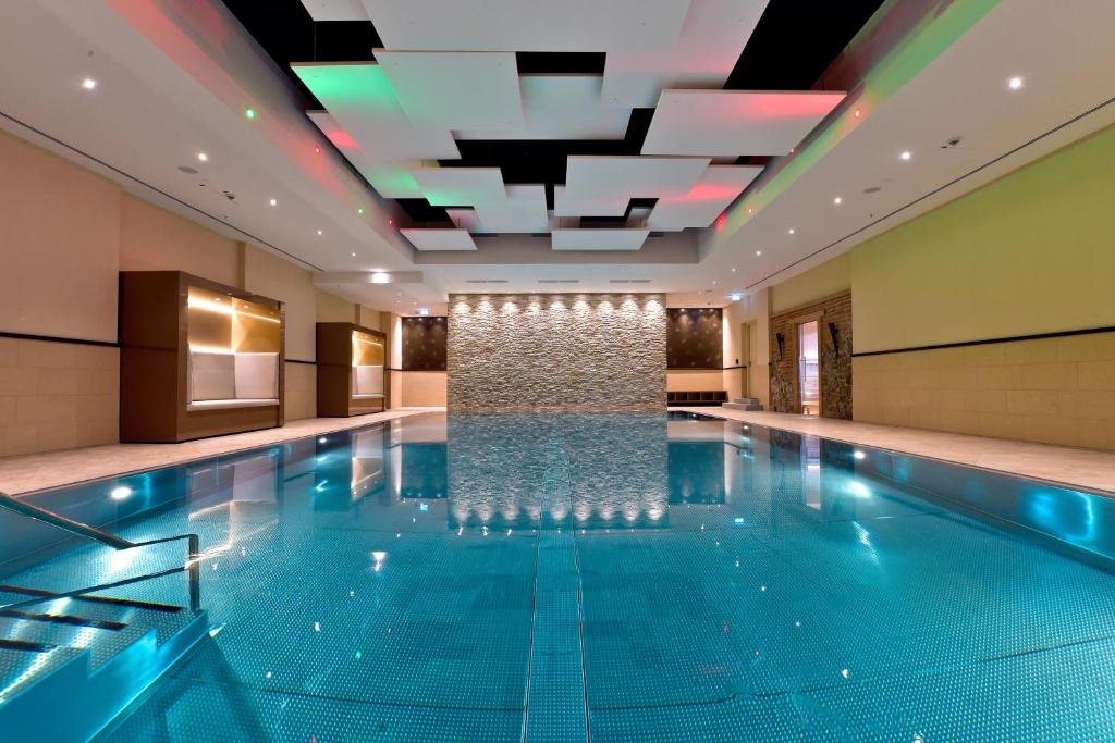 a swimming pool with a waterfall in a hotel room at Bonn Marriott Hotel in Bonn