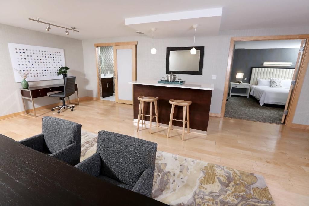 sala de estar con cama, mesa y sillas en SpringHill Suites by Marriott Sioux Falls, en Sioux Falls