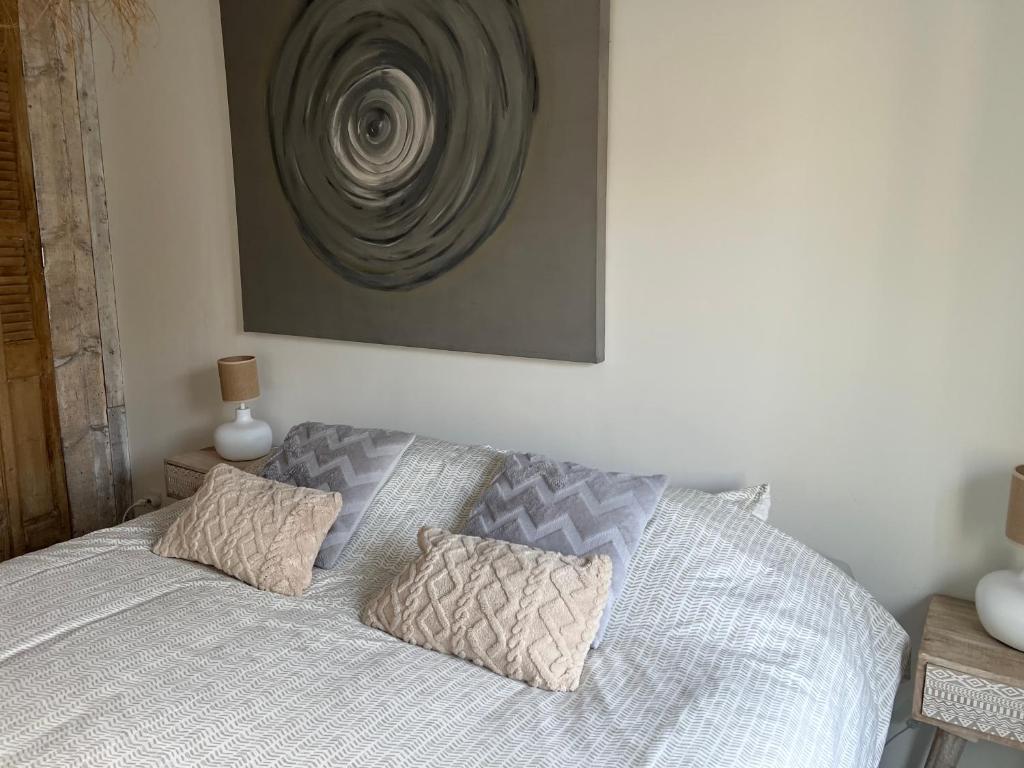 una camera da letto con un letto e un dipinto sul muro di HS 68 Homestay a Zandvoort