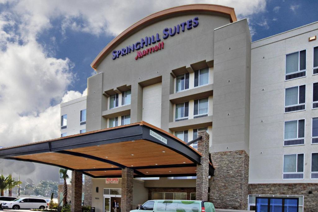 eine Darstellung der Vorderseite eines Hotels in der Unterkunft SpringHill Suites by Marriott Lake Charles in Lake Charles