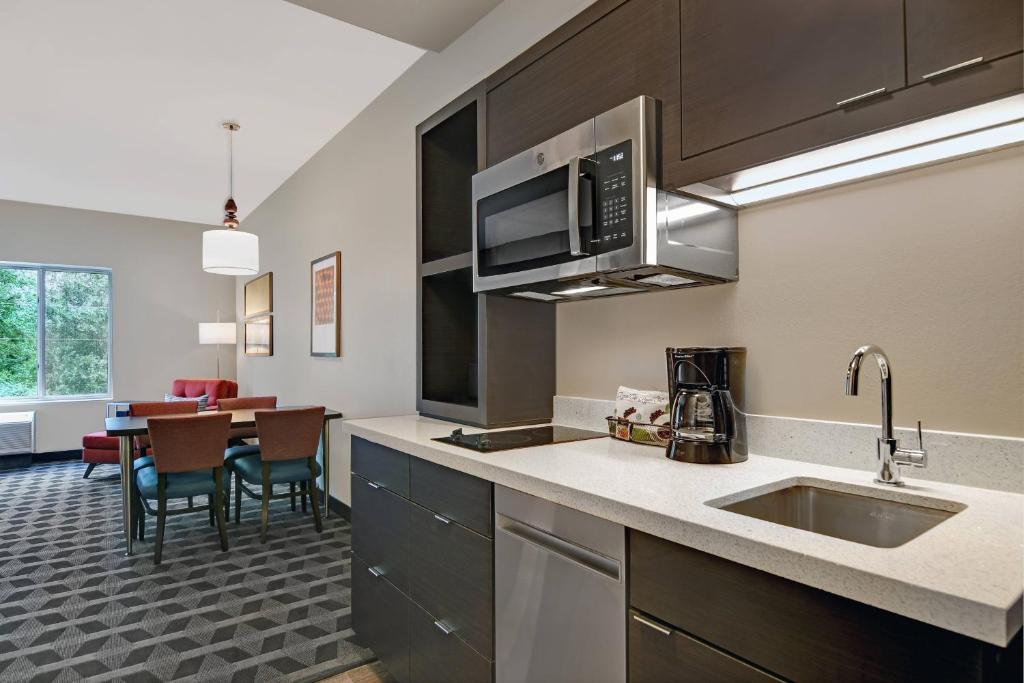 TownePlace Suites By Marriott Lima tesisinde mutfak veya mini mutfak