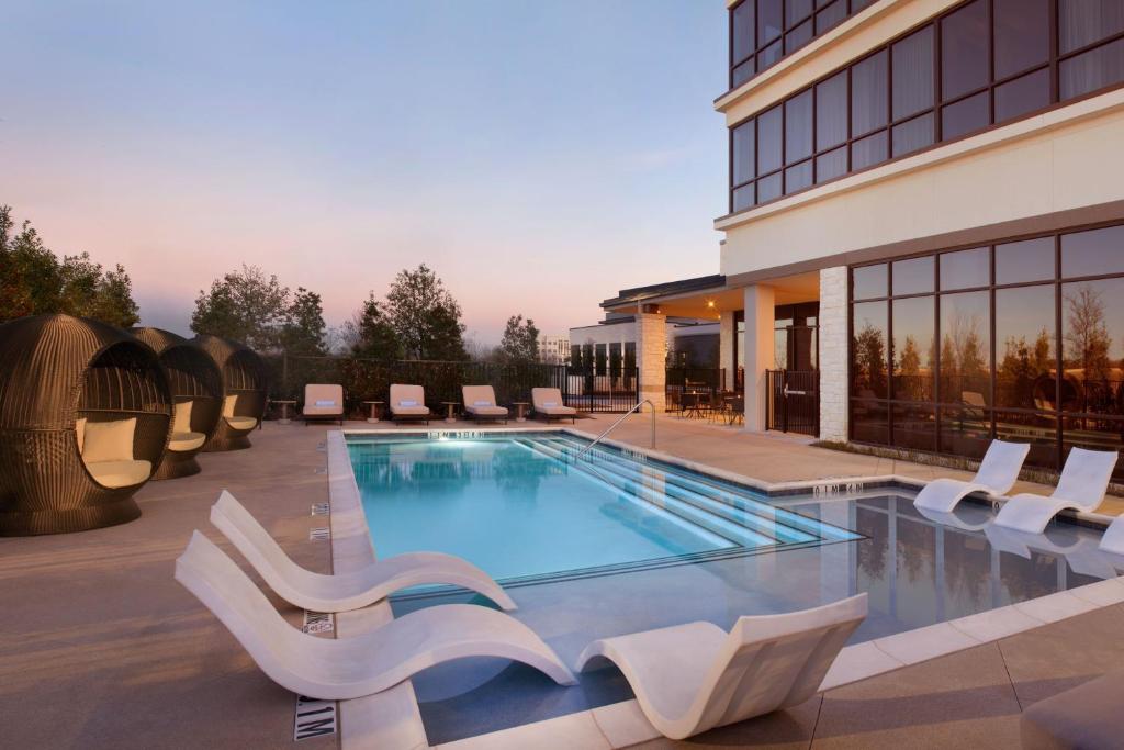 Swimming pool sa o malapit sa Delta Hotels by Marriott Dallas Southlake