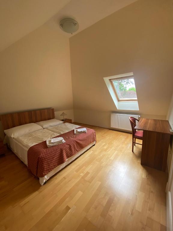 Postel nebo postele na pokoji v ubytování Főnix Hotel