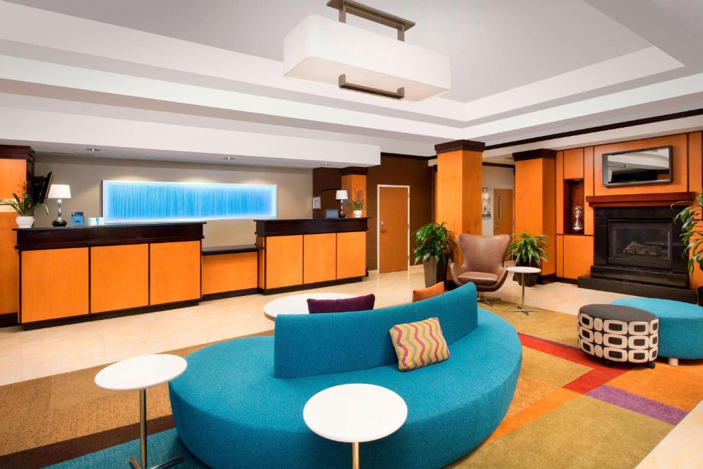 - un salon avec un canapé bleu et une table dans l'établissement Fairfield Inn & Suites-Washington DC, à Washington