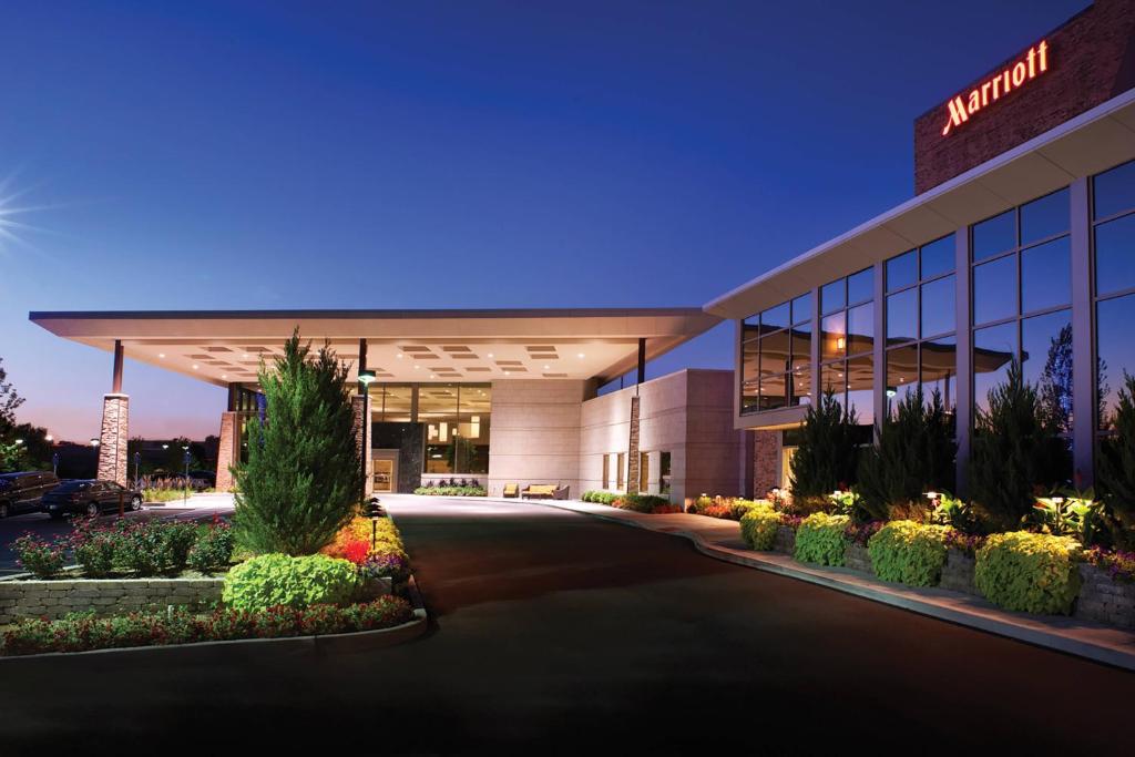 インディアナポリスにあるIndianapolis Marriott Eastの前に駐車場がある建物