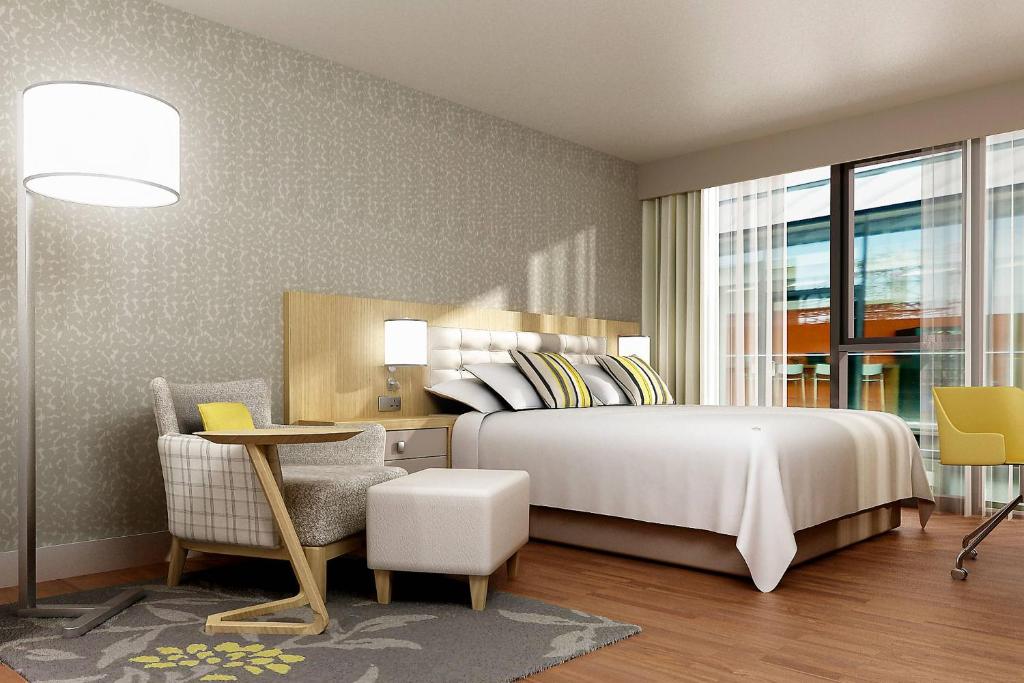 um quarto com uma cama, uma mesa e uma cadeira em Residence Inn by Marriott Edinburgh em Edimburgo