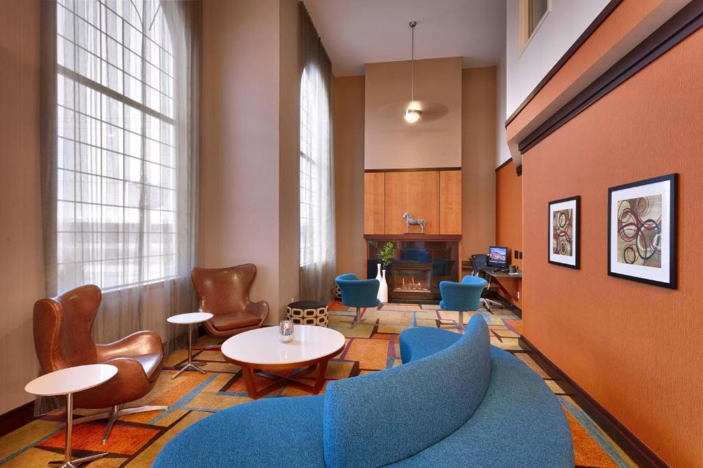 德雷珀的住宿－鹽湖城德雷珀費爾菲爾德客棧，一间设有蓝色椅子和桌子的等候室