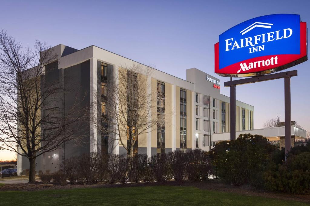 um grande edifício com uma placa em frente em Fairfield Inn by Marriott East Rutherford Meadowlands em East Rutherford