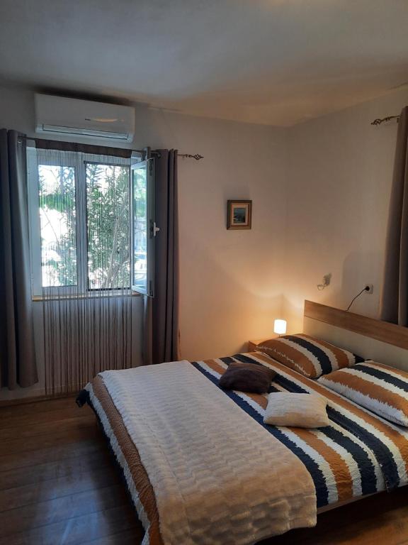 sypialnia z 2 łóżkami i oknem w obiekcie Studio Apartment Katalpa w mieście Zadar