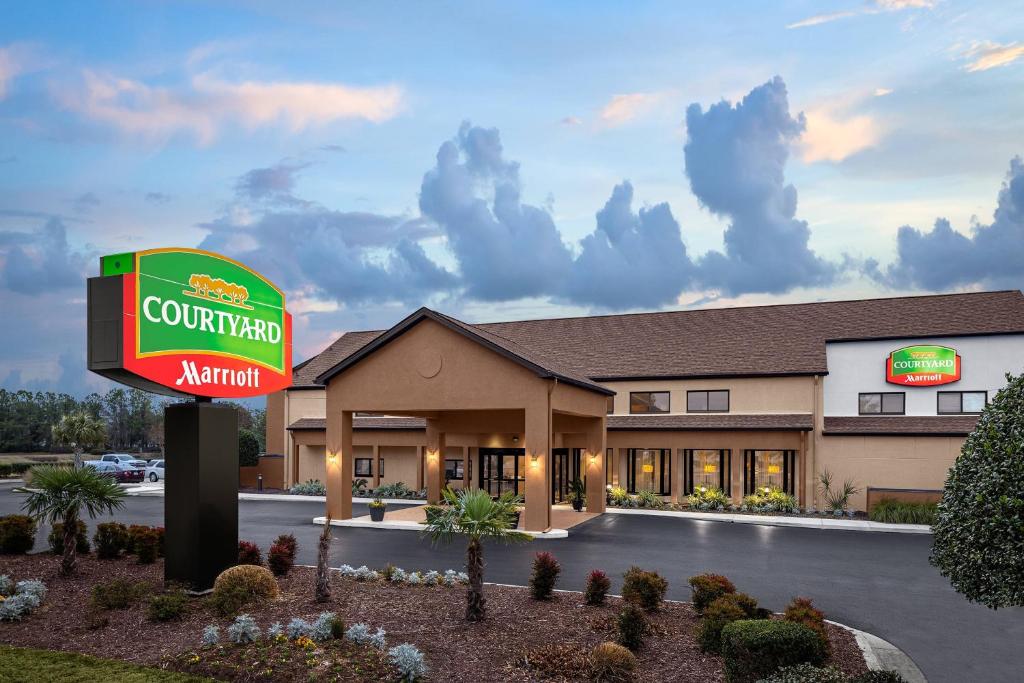 a rendering of a southern inn and suites at Courtyard by Marriott Wilmington/Wrightsville Beach in Wilmington
