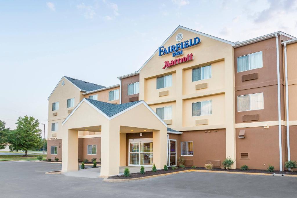 a hotel with a sign on the front of it at Fairfield Inn & Suites Kansas City Lee's Summit in Lees Summit