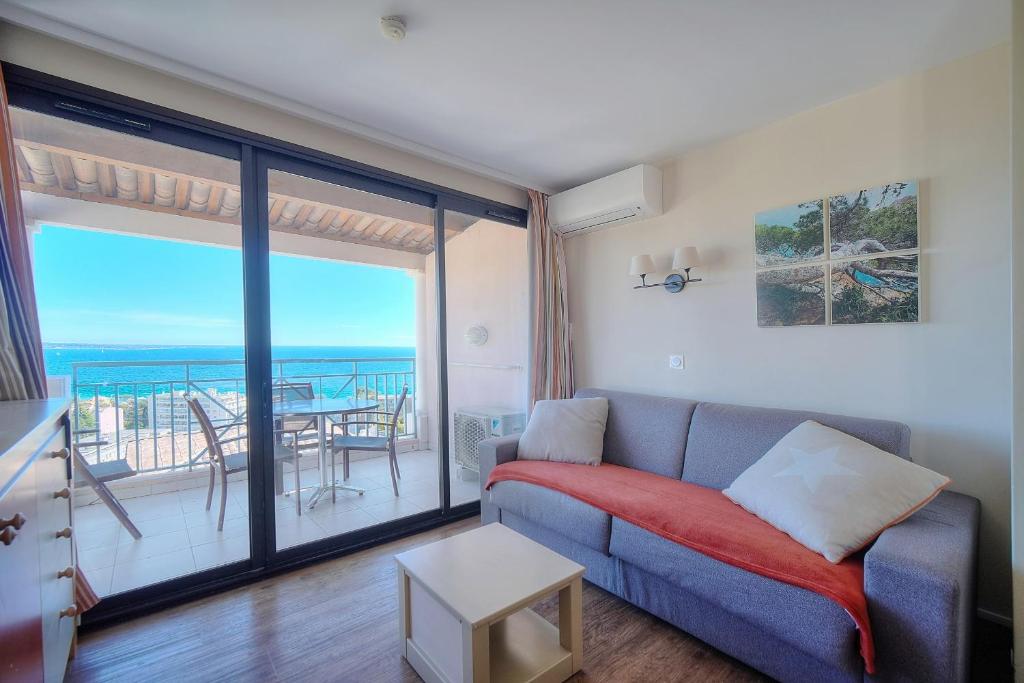 un salon avec un canapé et une vue sur l'océan dans l'établissement IMMOGROOM - 2 Rooms sea view - Swimming pool - Terrace - Parking - AC, à Cannes