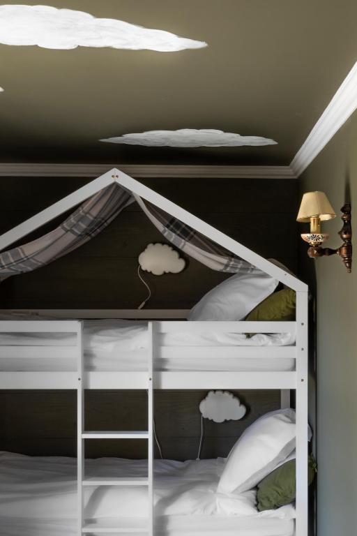 Postel nebo postele na pokoji v ubytování FERME DU POIRIER, Piscine & Spa