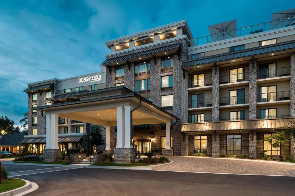 eine Darstellung der Fassade eines Hotels in der Unterkunft Courtyard by Marriott Hilton Head Island in Hilton Head Island