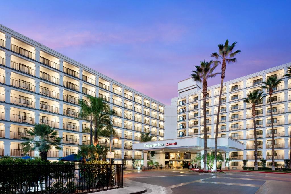 un gran edificio con palmeras delante en Fairfield by Marriott Anaheim Resort, en Anaheim