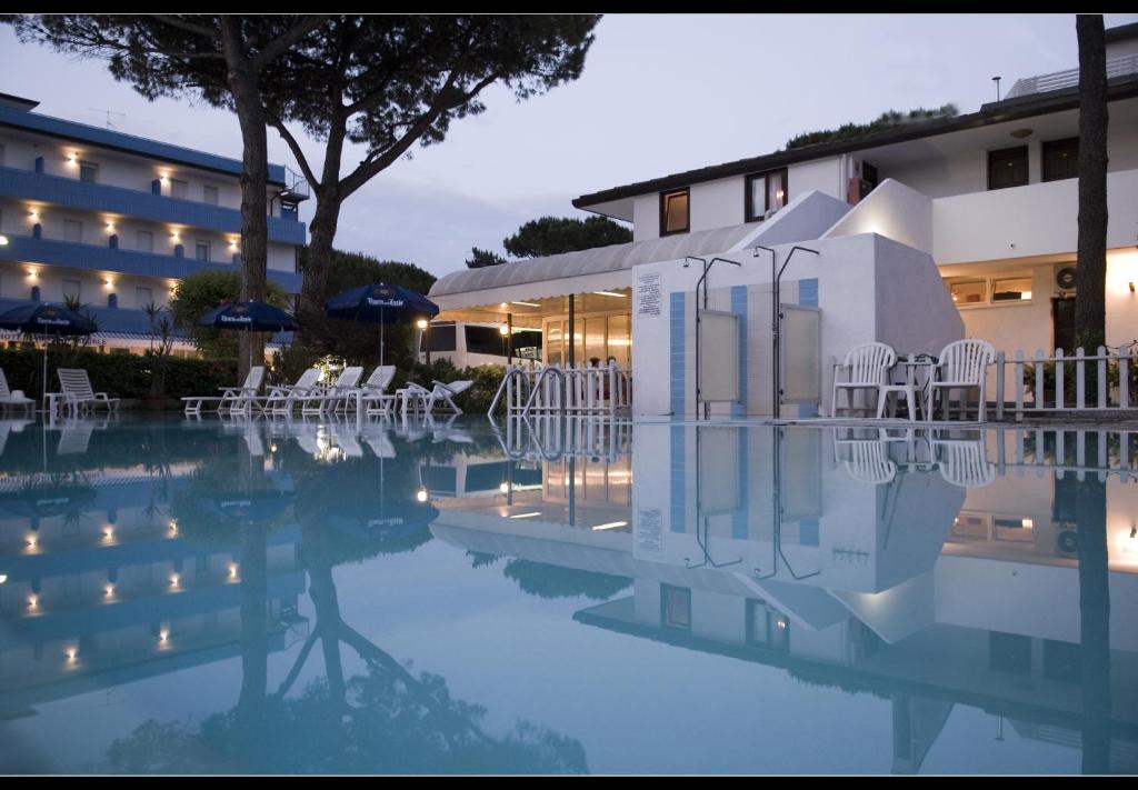 リニャーノ・サッビアドーロにあるHotel Rosa Dei Ventiのホテルのプールの景色を望めます。