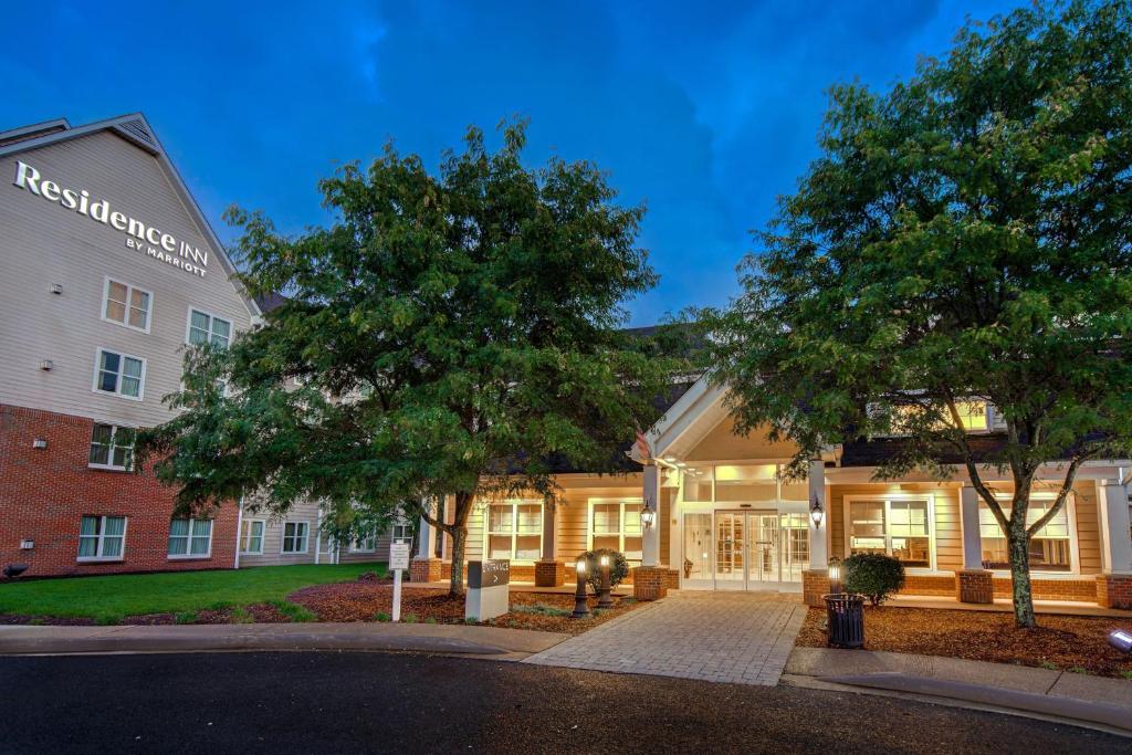 un rendimiento de un edificio con árboles delante en Residence Inn by Marriott Morgantown Medical Center Area en Morgantown