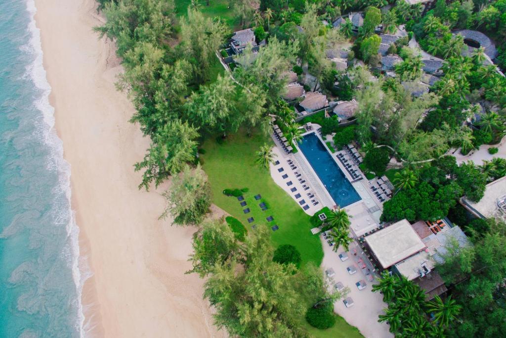 z góry widok na plażę z ośrodkiem w obiekcie Renaissance Phuket Resort & Spa w mieście Mai Khao Beach