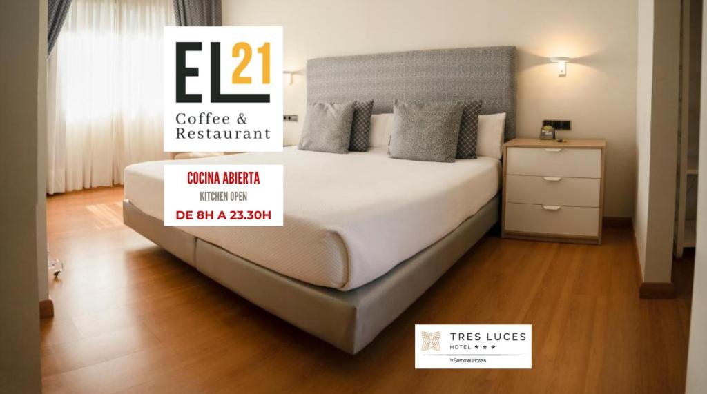 een groot bed in een kamer met een bord dat zegt gratis gebruik bij Hotel Sercotel Tres Luces in Vigo