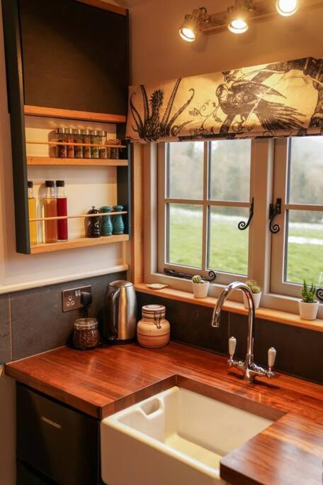 Kuchyň nebo kuchyňský kout v ubytování Shepherds Hut in countryside near Bath and Bristol