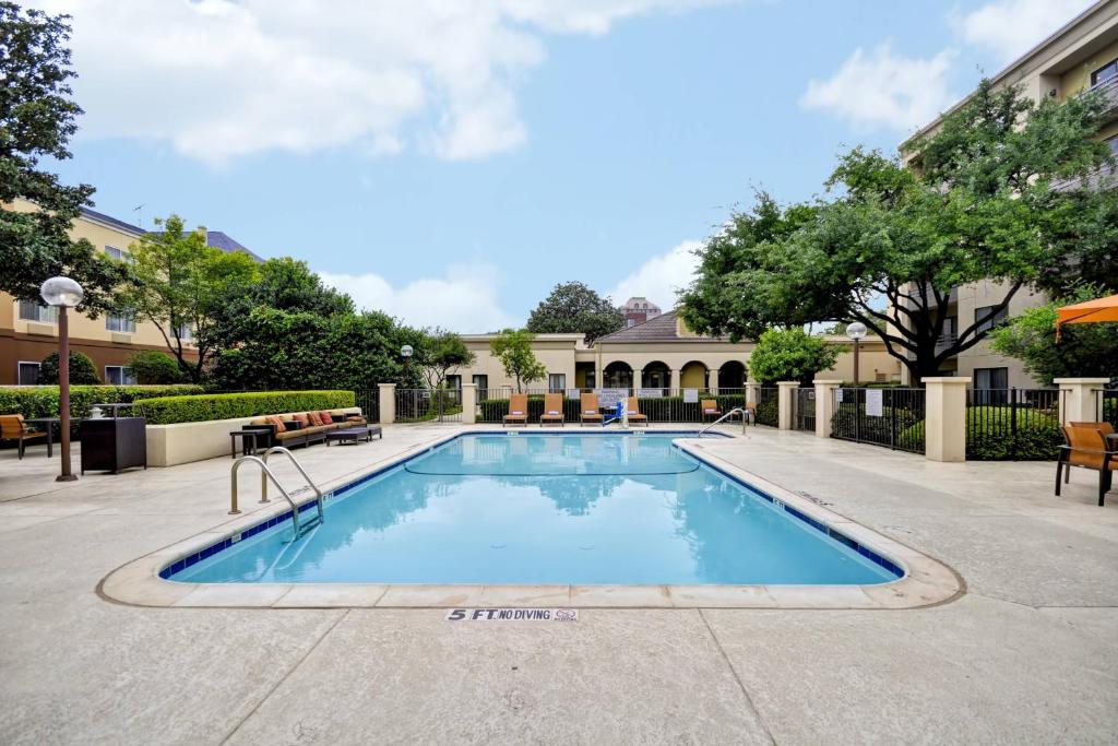 einen Pool in der Mitte eines Innenhofs in der Unterkunft Fairfield Inn & Suites Dallas Medical/Market Center in Dallas