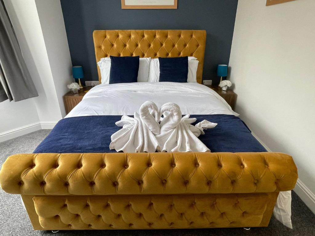 um quarto com uma cama com dois anjos em Oliver Wests Beautiful 1 Bedroom Retreat em Scarborough