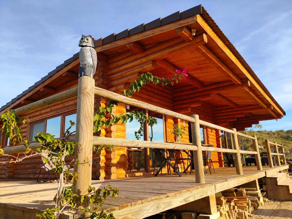 eine Blockhütte mit einer Veranda und einer Terrasse in der Unterkunft Ca'Lila in Pulpí