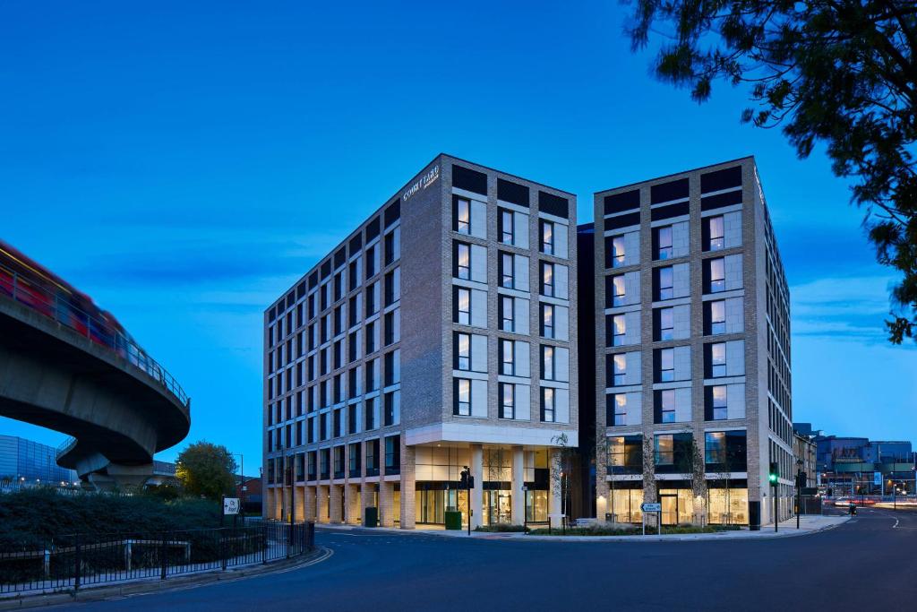 d'un bâtiment situé dans une rue dans l'établissement Courtyard by Marriott London City Airport, à Londres