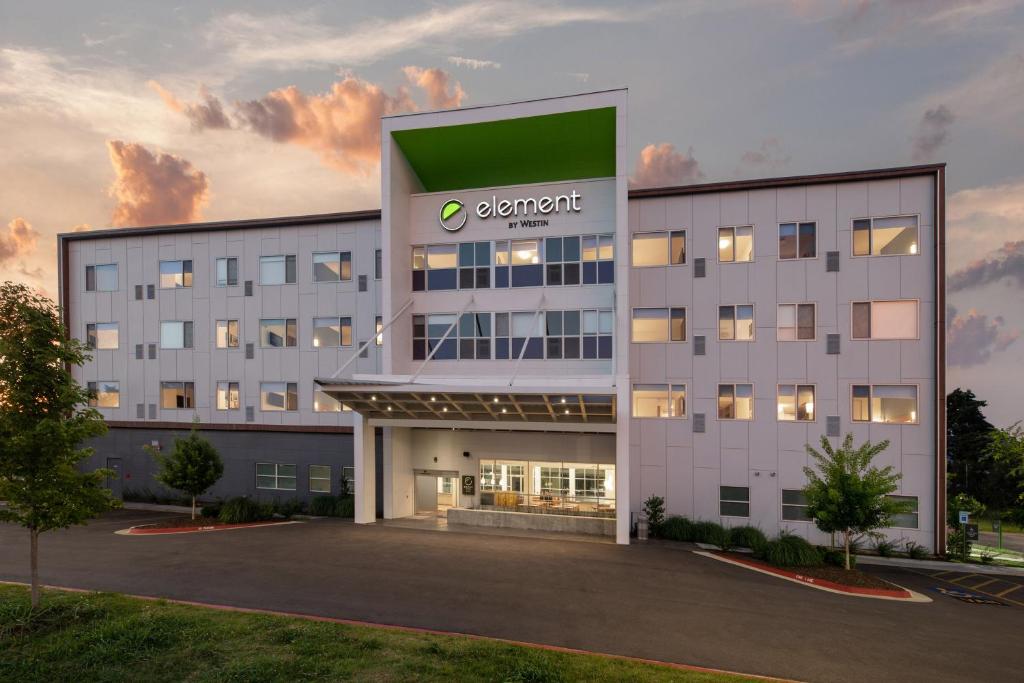 un edificio de oficinas con un cartel en la parte delantera en Element Bentonville, en Bentonville