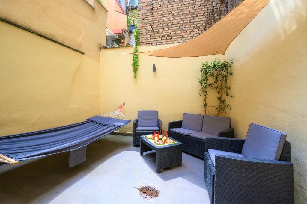 een patio met stoelen en een hangmat in een gebouw bij Monserrato Apartment in Rome