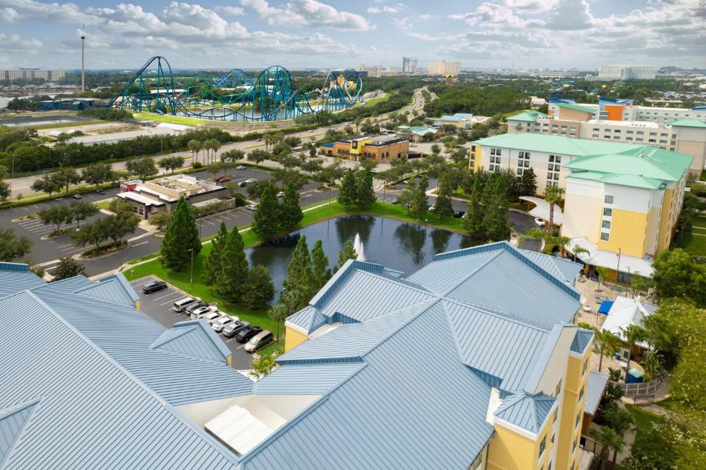 una vista aérea de un parque de atracciones con una montaña rusa en SpringHill Suites by Marriott Orlando at SeaWorld, en Orlando